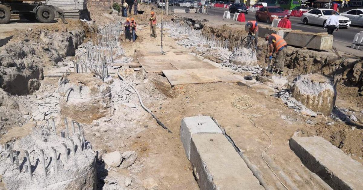 У Києві встановлюють опори нового Шулявського мосту. Фото
