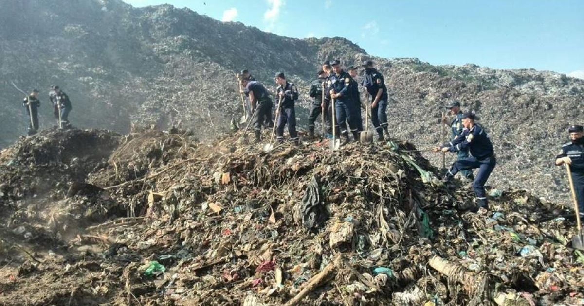 Поисковые работы на свалке под Львовом приостановлены из-за дождя