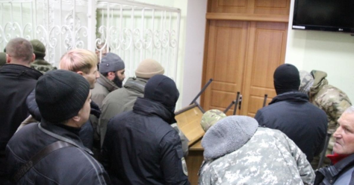 Зал суда заблокирован активистами. / © gre4ka.info