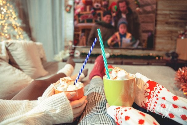 Пара дивиться &laquo;Сам удома&raquo; / &copy; Credits