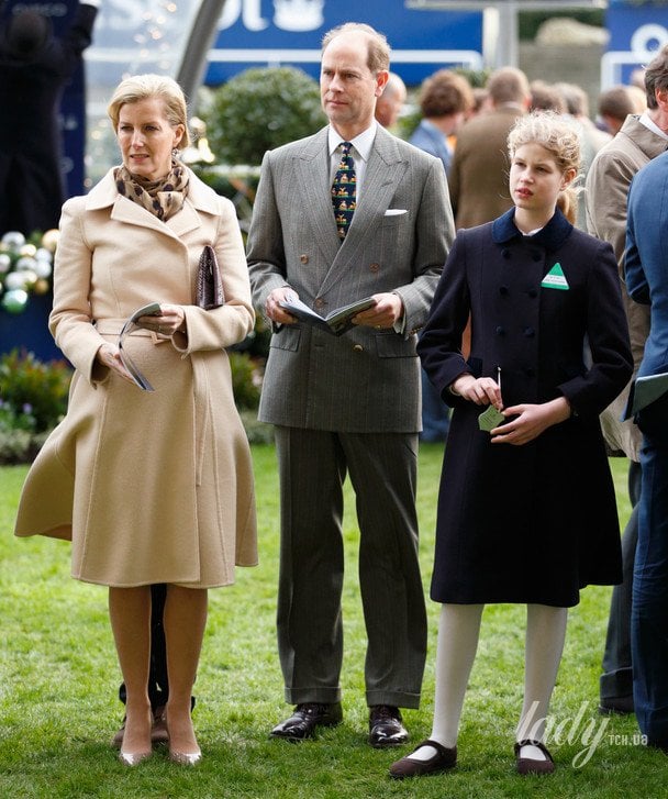 Герцогиня Софи в Аскоте в 2015 году с мужем принцем Эдвардом и дочерью Луизой / © Getty Images