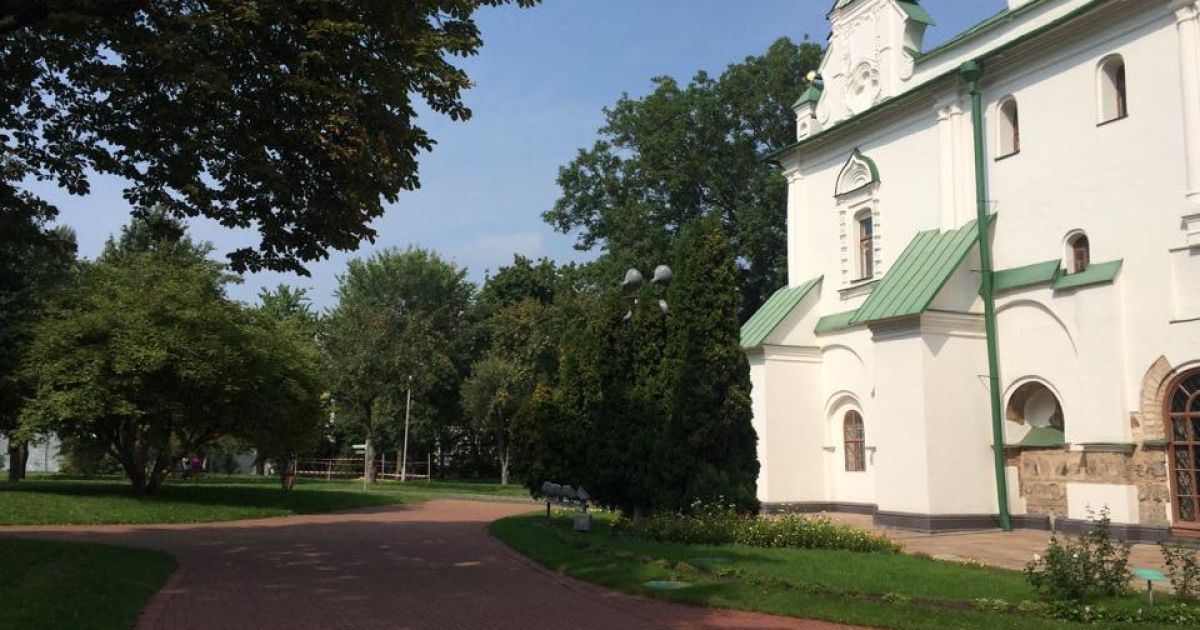 Во дворе национального заповедника "София Киевская" провалился грунт / © Фото Валерии Ковалинской/ТСН