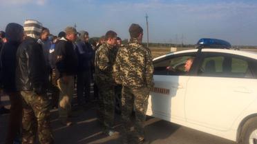 Люди блокируют авто силовиков / © Facebook/Инна Билецкая