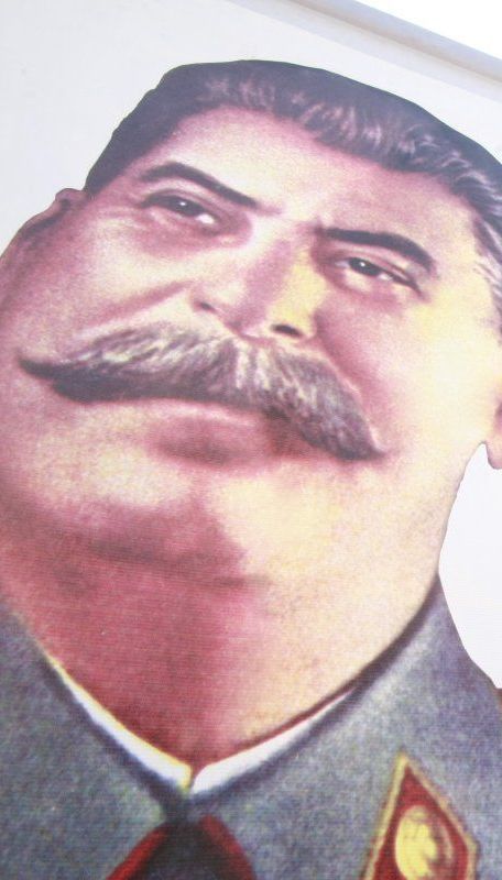 Окупанти підняли над анексованим Кримом портрети Сталіна і Жукова до річниці депортації кримських татар