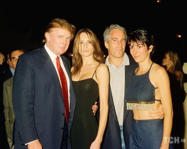 Дональд Трамп и его девушка (и будущая жена), бывшая модель Мелания Кнаусс,  Джеффри Эпштейн и британская светская львица Гислен Максвелл вместе позируют в клубе Mar-a-Lago. Палм-Бич, Флорида, 12 февраля 2000 г / © Getty Images