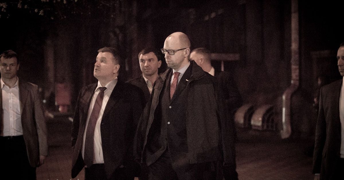 Ночная прогулка. В Сети появилось видео встречи Яценюка с Аваковым после совещания в АП