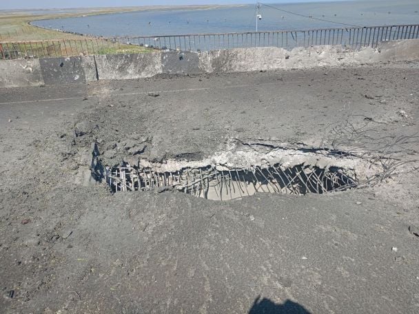Чонгарський міст повністю зруйновано, а в Путіна намагаються