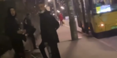 В Киеве мужчина увидел, как трое подростков ломают самокат, и применил силу: видео