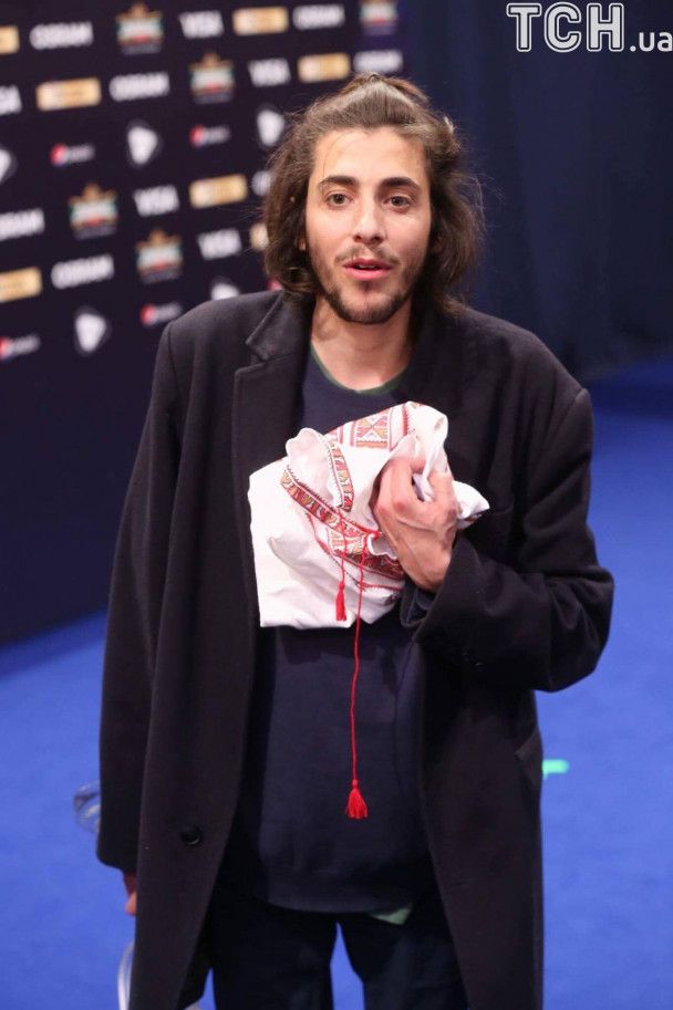 Корреспондент ТСН подарила Сальвадору Собралу вышиванку / © УНИАН