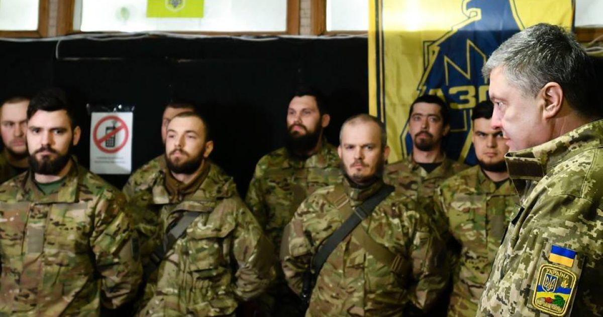 Порошенко встретился с "азовцами" на линии фронта