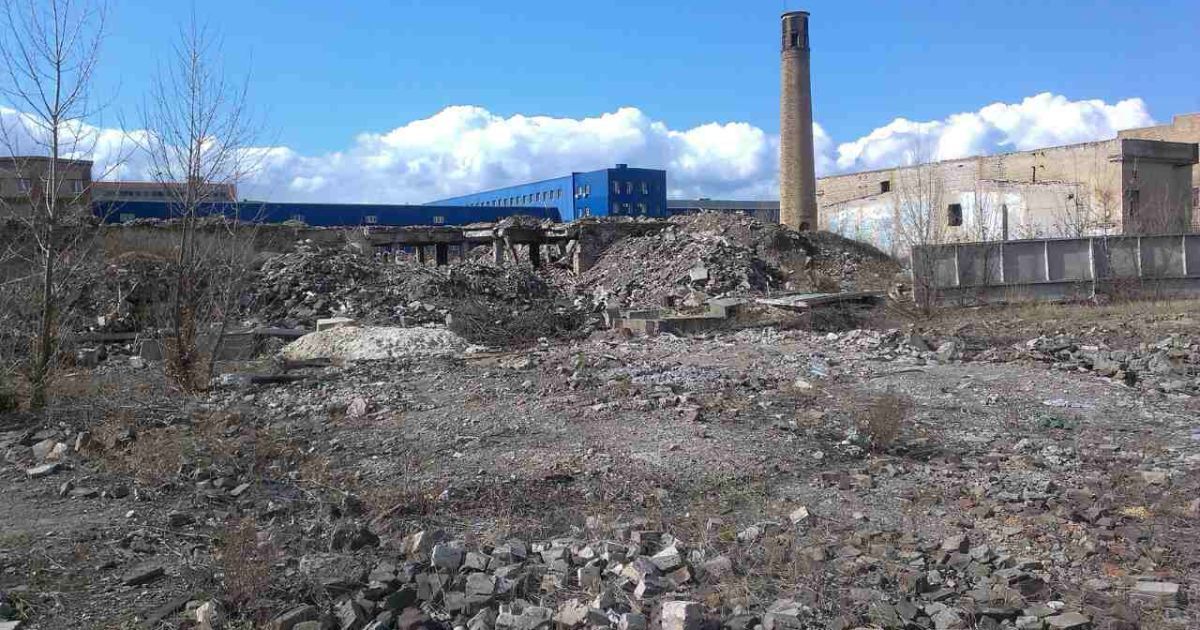 На території столичного заводу "Радикал" досі зберігаються небезпечні для життя хімічні відходи - активіст