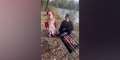 Маленькая украиночка растрогала, как со своим братом готовит банош на природе