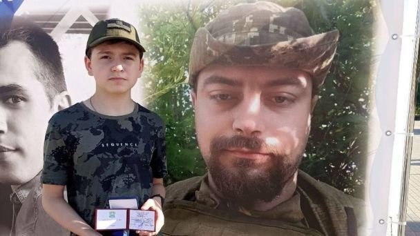 15-летний Алексей возле фото погибшего брата Назара / Фото: Светлана Тленюк