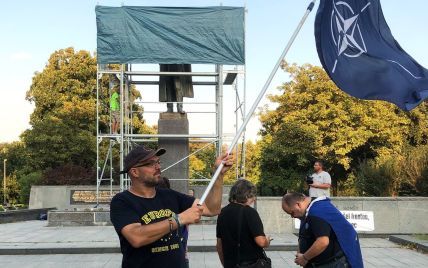 У Празі сховали за брезентом заляпаний фарбою пам’ятник радянському маршалу