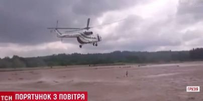 Филигранный спасение: в Грузии вертолет спас двух человек от наводнения