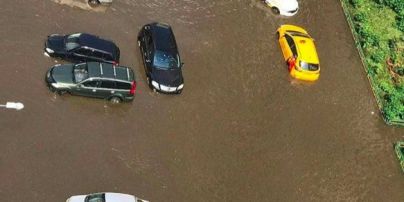 Потоп в Подмосковье: люди обнаружили свои элитные авто в фекалиях