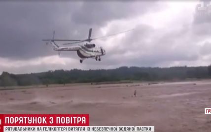 Филигранный спасение: в Грузии вертолет спас двух человек от наводнения