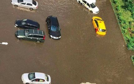 Потоп в Подмосковье: люди обнаружили свои элитные авто в фекалиях