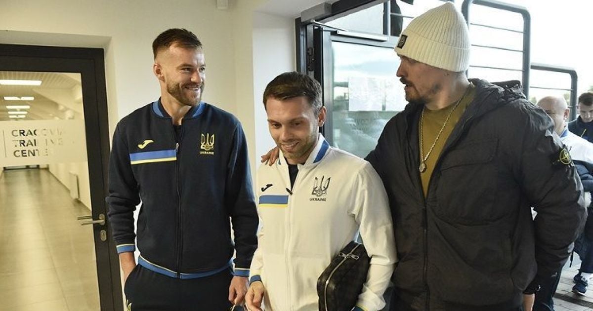 Підтримка від чемпіона: Усик завітав на тренування збірної України перед доленосним матчем з Шотландією (відео)