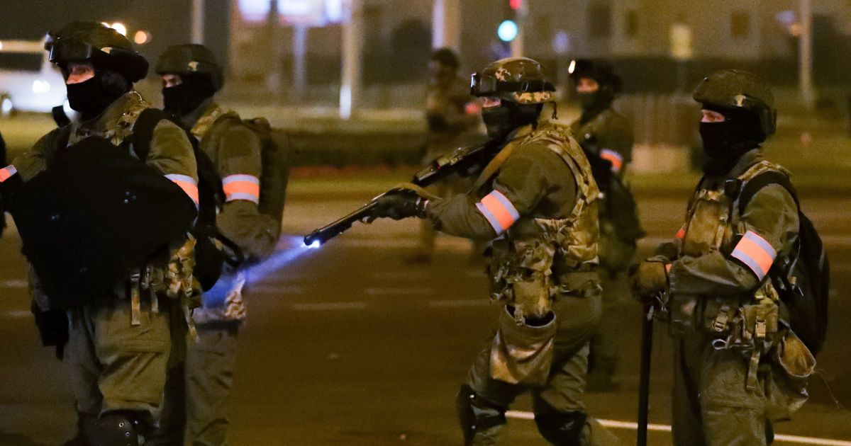 "Акции срежиссированы": МВД Беларуси заявило о "нападениях" на силовиков и более сотни пострадавших