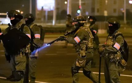 "Акции срежиссированы": МВД Беларуси заявило о "нападениях" на силовиков и более сотни пострадавших