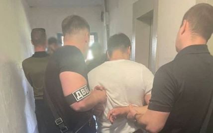 В Одесі поліцейський вимагав гроші у мами, чия дитина випала з вікна і загинула: подробиці