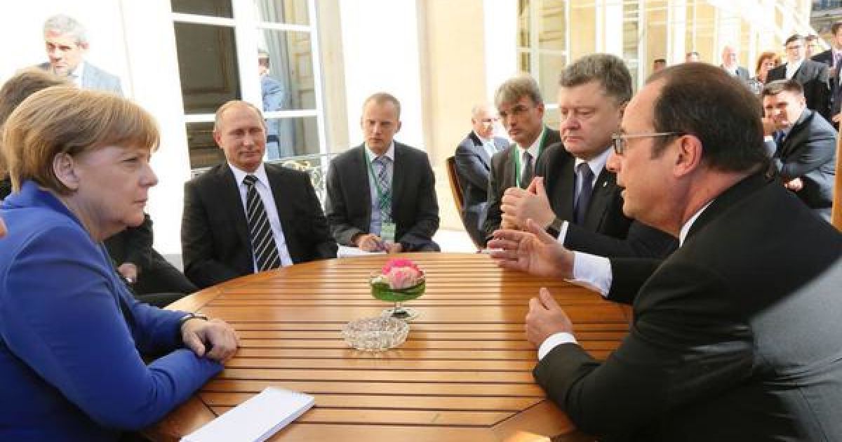 Путін у Парижі вимагав бойовикам дати змогу провести фейкові вибори