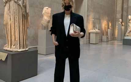 У штанному костюмі і з маскою на обличчі: вагітна Ельза Госк сходила в музей