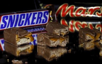 Батончики Mars і Snickers відкликають у понад 50 країнах через шматочок пластику