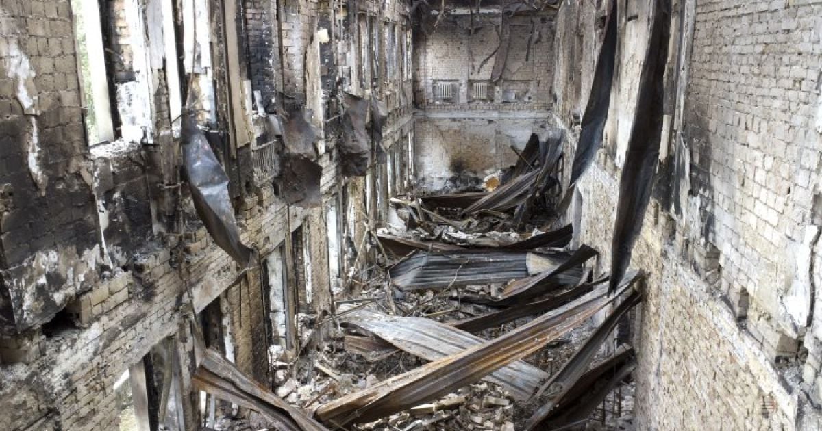 Зруйнований росіянами університет державної фіскальної служби України в Ірпені