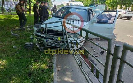 У Києві водій на повному ходу протаранив інше авто: є постраждалі (фото)