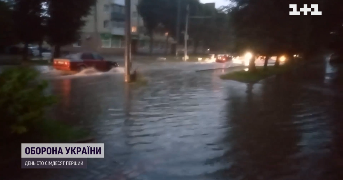 Волинь заливає другий день: у Луцьку у водяному полоні опинилися автівки та пішоходи