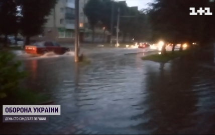 Волинь заливає другий день: у Луцьку у водяному полоні опинилися автівки та пішоходи