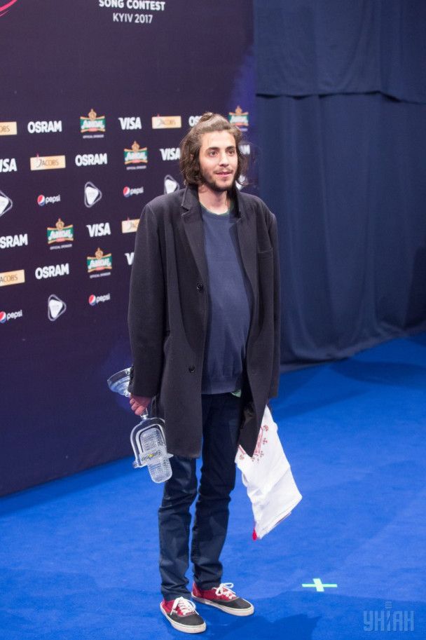 Корреспондент ТСН подарила вышиванку Собралу / © УНИАН