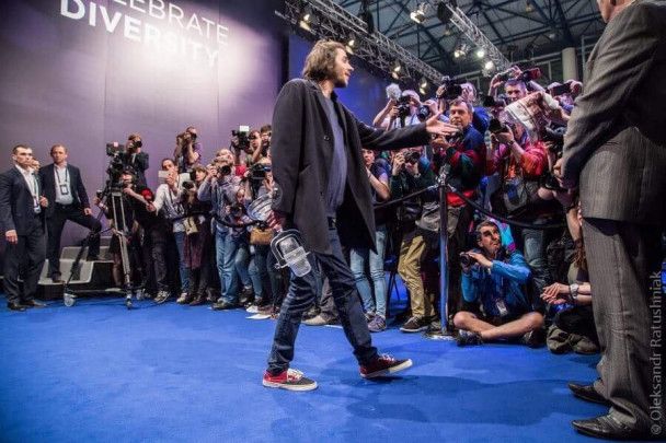 Сальвадор Собрал с вышиванкой от кореспондента ТСН / © ФОТО: Александр Ратушняк