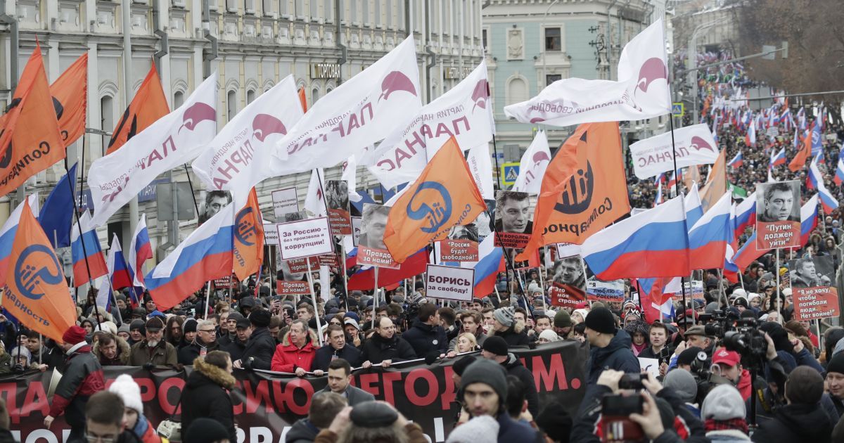 "Украина, мы с тобой" и "Путин - вор". В России начались акции памяти Немцова