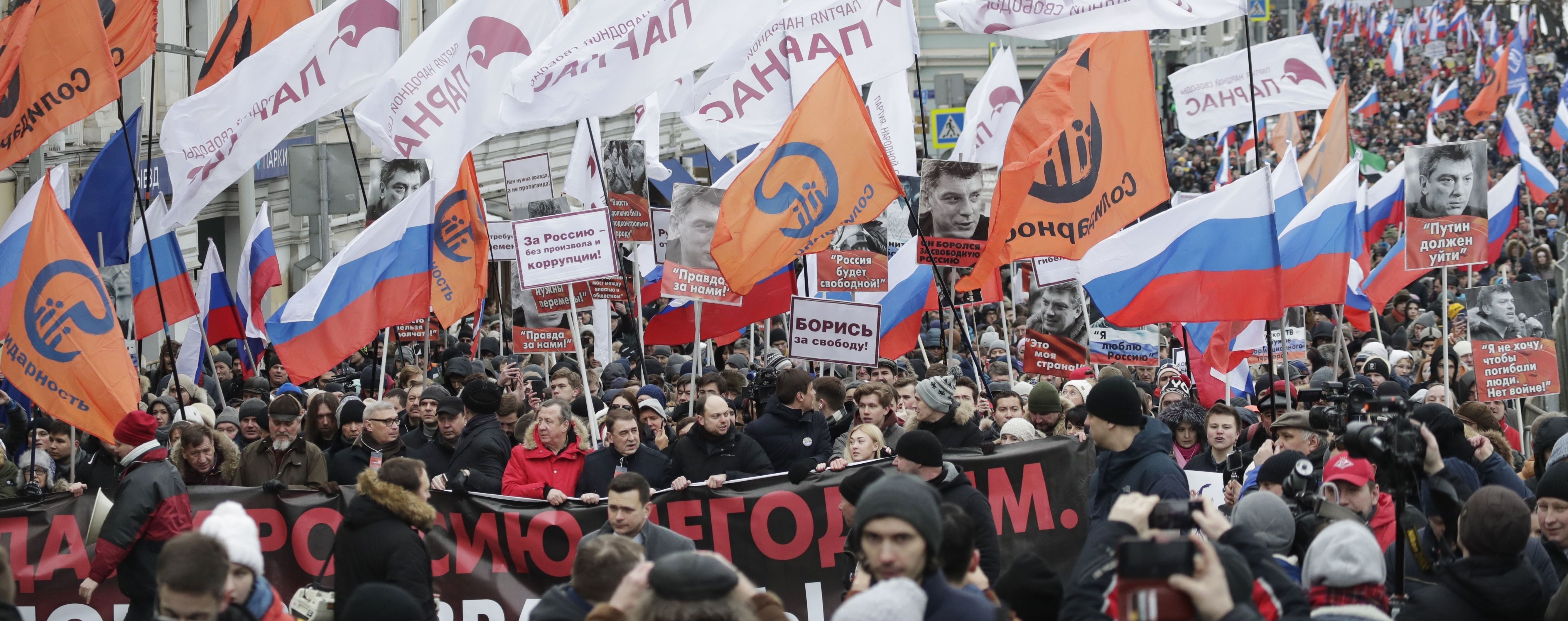 "Україно, ми з тобою" та "Путін - злодій". В Росії відбулися акції пам'яті Нємцова