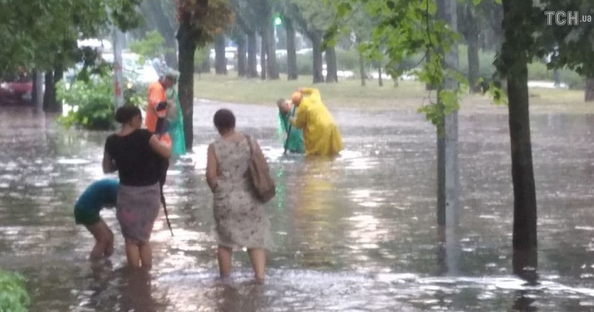 Автомобілі затопило, все пливе, люди ходять по пояс у воді: у Києві лютувала сильна негода (відео)