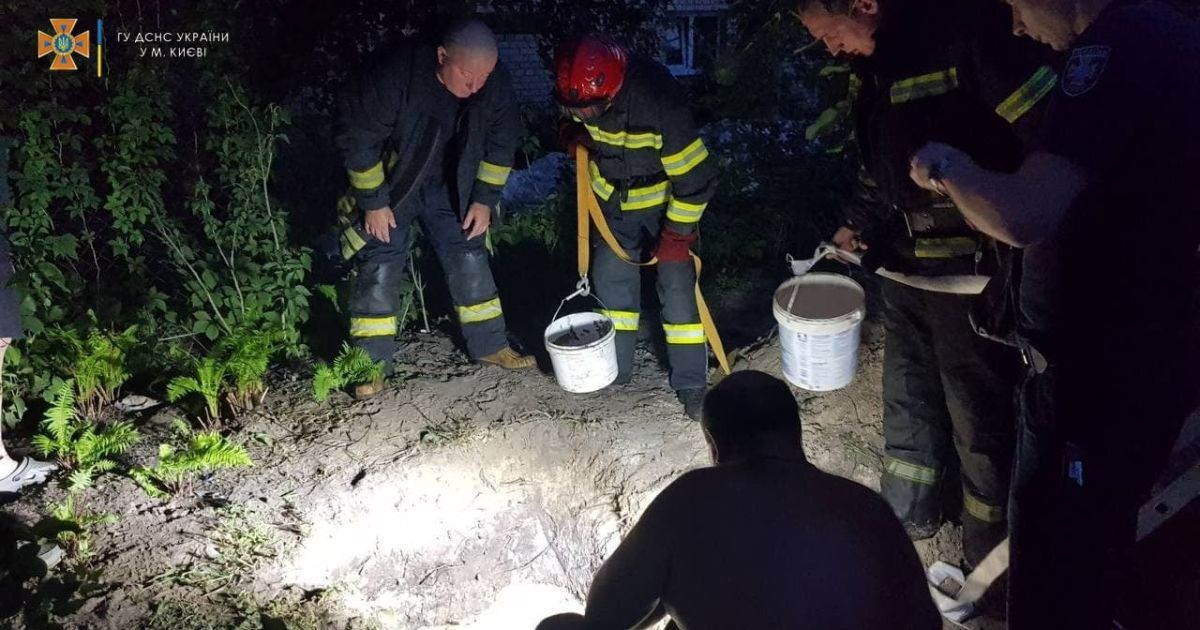 Загинув під чотирма метрами: у Києві чоловіка засипало землею під час копання криниці