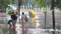 Автомобілі затопило, все пливе, люди ходять по пояс у воді: у Києві лютувала сильна негода (відео)