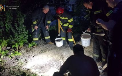 Загинув під чотирма метрами: у Києві чоловіка засипало землею під час копання криниці