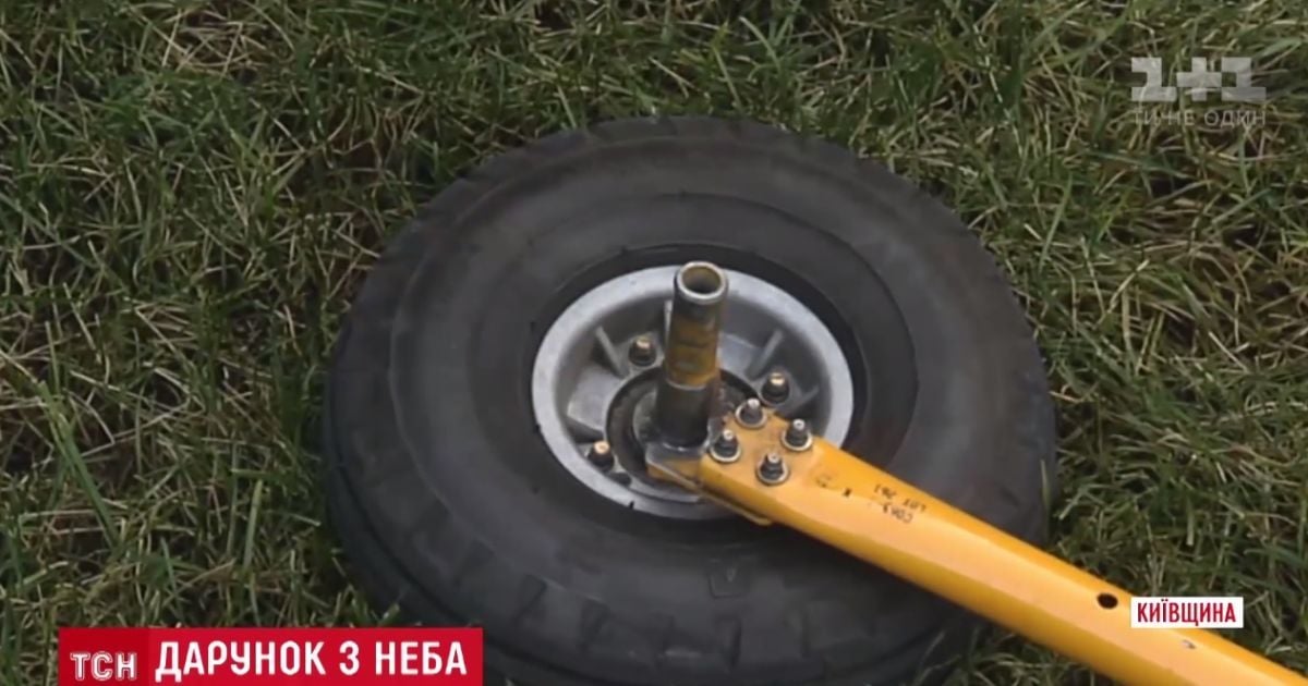 Біля Києва на дах будинку згори впало колесо від вертольота