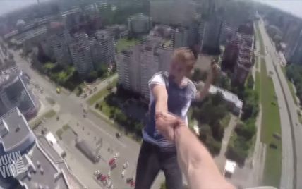 Сеть покоряет жуткое видео, на котором экстремалы выполняют опасные трюки на крыше высотки