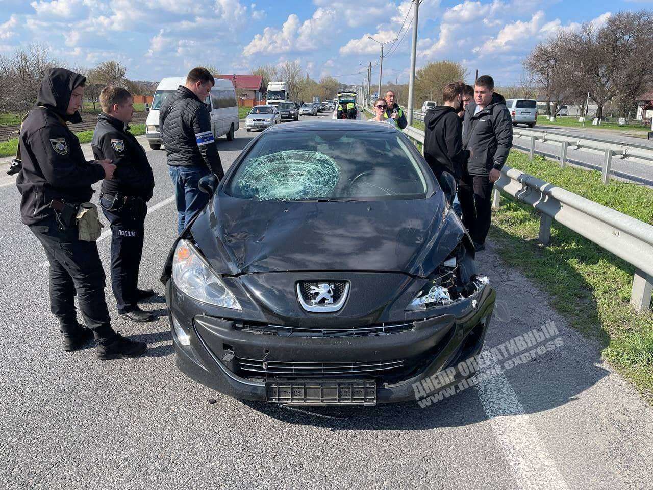 Под Днепром водитель Peugeot сбила двух детей: мальчик и девочка в тяжелом  состоянии — Украина