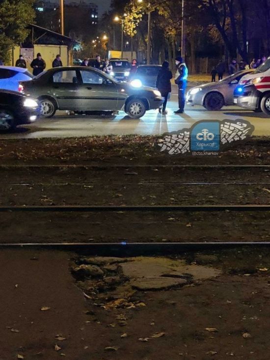 Знову Infiniti: у Харкові на тому ж проспекті ще одна ДТП: соцмережі пишуть про загиблу жінку