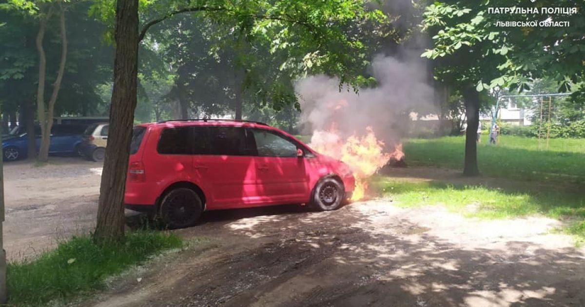 Аномальная жара: во Львове посреди улицы вспыхнули два автомобиля (фото)