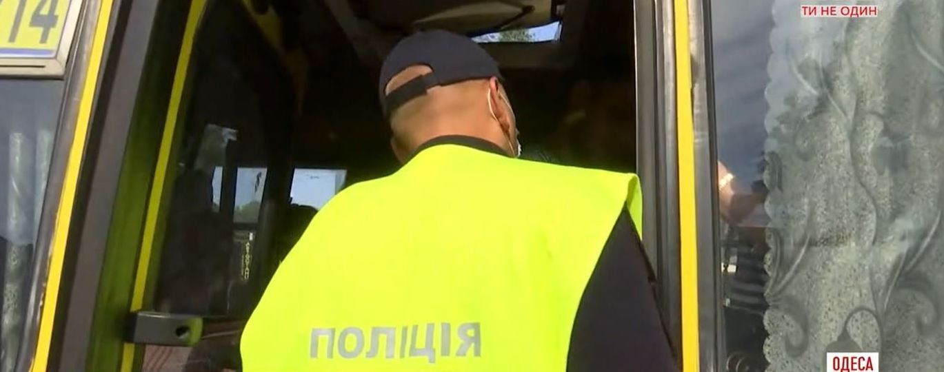 В Одессе пассажиры маршруток чуть не бросались на копов, которые штрафовали перевозчиков за полные салоны