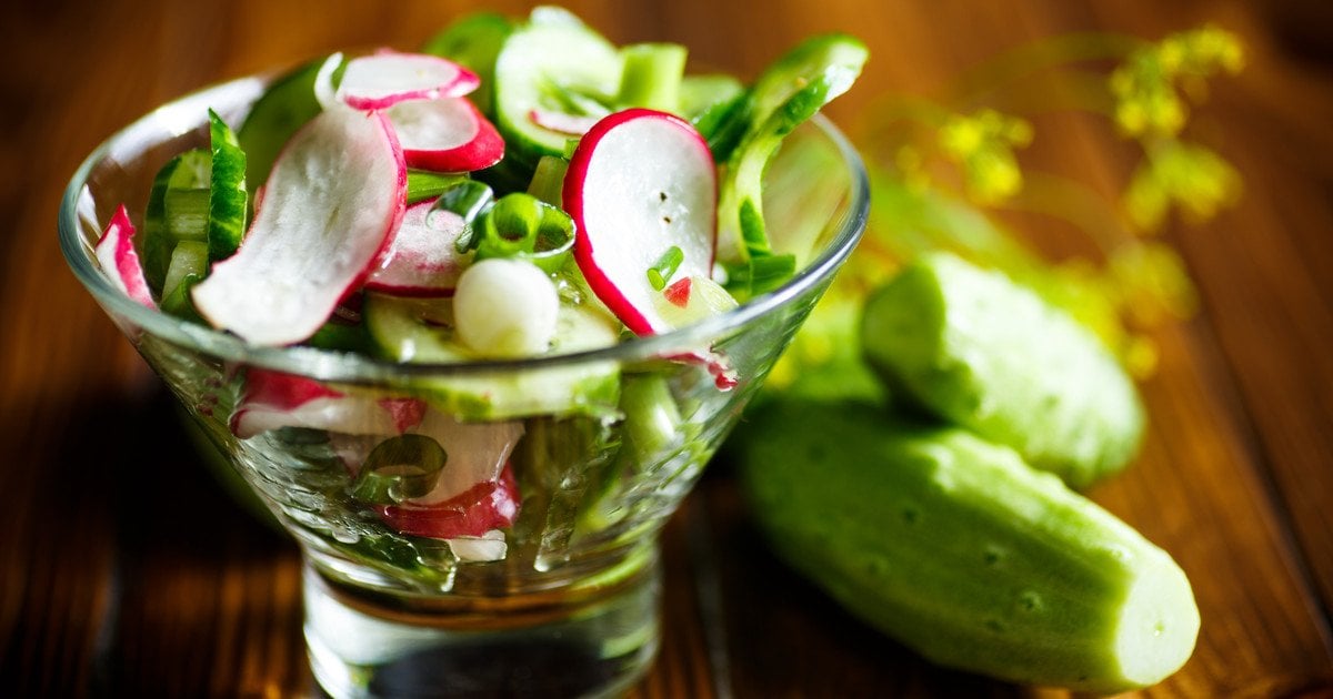 Салат із молодої капусти редиски та огірків