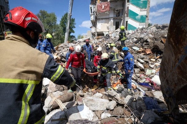 У Києві з-під завалів витягнули ще одне тіло: кількість загиблих зросла до 8, пошуки тривають