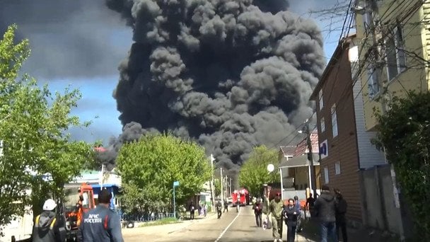 "Знову горить": у Туапсе все вийшло з-під контролю — на НПЗ пожежа, місто в диму, люди у паніці (фото, відео)